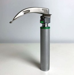 Волоконно-оптичний ларингоскоп Macintosh у зібраному стані. Видно рукоятку із зеленим кільцем та приєднаний клинок Macintosh