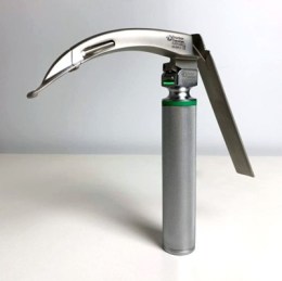 Волоконно-оптичний ларингоскоп Doctor Devices Doc-Flex у зібраному вигляді. На фото показано рукоятку із зеленим кільцем, зєднане з вигнутим клинком. На клинку видно важіль для керування рухливим наконечником.