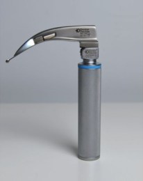 Конвенційний ларингоскоп у зібраному вигляді. На фото показано рукоятку із синім кільцем що позначає Синій стандарт та приєднаний до нього стнадартний клинок Macintosh