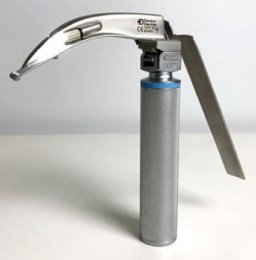 Конвенційний ларингоскоп Doctor Devices Doc-Flex у зібраному вигляді. На фото показано рукоятку із синім кільцем (Синій стандарт), зєднане з клинком, та важіль для керування рухливим наконечником