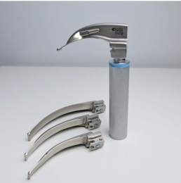 Усі компоненти ветеринарного набору Doctor Devices DD-1000.202. На фото одна рукоятка синього стандарту та чотири стандартні клинки Macintosh розмірів 1, 2, 3, 4, один з яких приєднаний до рукоятки