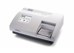 Компактний напівавтоматичний ІФА-аналізатор Rayto RT-2100C білого кольору. Пристрій має сенсорний екран, а також висувний лоток для 96-лунковий мікропланшетів