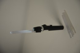 Ветеринарний діагностичний ліхтарик LTI-111 Vet у зібраному вигляді з прозорою насадкою-тримачем для шпателя