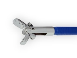 Дистальний кінець ендоскопічних біопсійних щипців з відкритими овальними, фенестрованими чашечками та синім полімерним покриттям на трубці