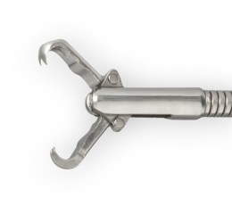 Дистальний кінець ендоскопічних захоплюючих щипців з відкритими щелепами, що мають гострий Щурячий зуб на кінці.