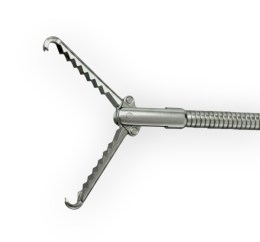 Дистальний кінець ендоскопічних захоплюючих щипців типу пелікан з максимально широко відкритими щелепами