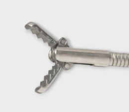 Дистальний кінець ендоскопічних захоплюючих щипців типу Алігатор з відкритими щелепами та гострими краями, 2.4 мм