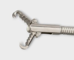 Дистальний кінець ендоскопічних захоплюючих щипців (2.4 мм) з відкритими довгими щелепами, що поєднують елементи Щурячий зуб та Алігатор