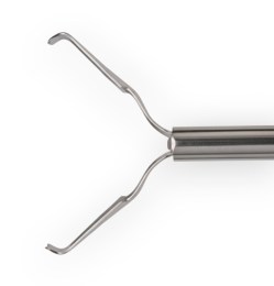 Металевий дистальний кінець ендоскопічної гемокліпси (затискача) у відкритому положенні, зєднаний з металевою трубкою.