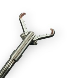 Багаторазові захоплюючі щипці типу "Щурячий зуб - Алігатор" HF-1815-RTA для ветеринарного ендоскопа. Відкритий металевий наконечник, що поєднує гострі зуби та зубчасту основу щелеп