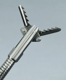 Багаторазові захоплюючі щипці типу "Алігатор" 1.8 мм для ветеринарної ендоскопії. Металеві щелепи з зубцями, що відкриті, і гнучкий катетер