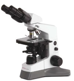 Мікроскоп MCX-100 Daffodil з LED-освітленням. Видно основні елементи: окуляри, револьвер з обєктивами, предметний столик та регулятори фокусування