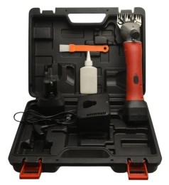 На фото розміщено набір ддля стрижки овець у кейсі: помаранчева машинка, олійниця, щітка та зарядний пристрій. Зручне зберігання і транспортування