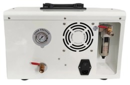 Детальний вигляд задньої панелі компресора, що включає манометр в ресивері, систему фільтрації повітря, дренажний клапан та вимикач живлення