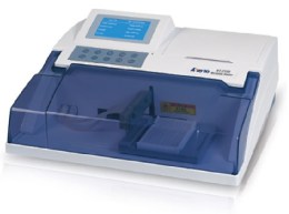 Компактний прилад з білим корпусом та синьою прозорою кришкою. На фото видно лоток для планшетів, РК-дисплей і панель керування