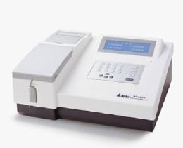 Напівавтоматичний біохімічний аналізатор світло-сірого кольору з синім LCD-дисплеєм, клавіатурою та відсіком для кювет