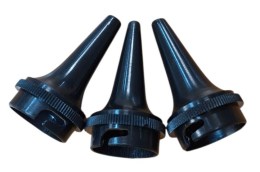 На зображенні показано три воронки різного розміру, виготовлені з міцного медичного пластику. Кожна воронка має конусоподібну форму для глибокого та безпечного огляду слухового проходу тварини та рифлене кільце біля основи для надійної фіксації