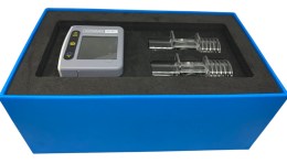 На фото показано портативний капнограф EtCO2 Sensor та два адаптери, акуратно розміщені в синій коробці з поролоновим ложементом