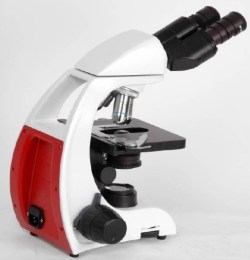 Бінокулярний мікроскоп Pink MC50 LED. Вид збоку показує ергономічний білий корпус з червоною декоративною панеллю, що підкреслює дійзайн моделі, а також елементи керування