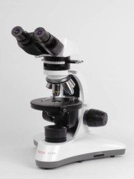 Зображення професійного бінокулярного мікроскопа МСХ-300 з оптикою S-Plan, ідеального для детальних лабораторних досліджень у ветеринарній медицині та мікробіології. Мікроскоп має білий корпус, два окуляри та револьвер з обєктивами