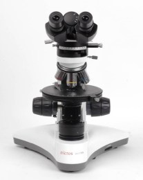 Зображення бінокулярного лабораторного мікроскопа Micros MCX-300 S-Plan, що демонструє бінокулярну головку, револьвер з обєктивами та предметний столик. Мікроскоп білого кольору з чорними елементами