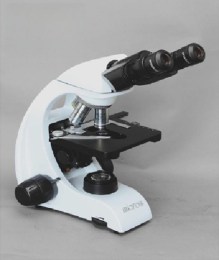 Бінокулярний мікроскоп PETUNIA MCX-50 LED білого кольору, з чорними елементами, чотирма обєктивами на револьвері, ергономічним корпусом та двома окулярами. Призначений для ветеринарних лабораторних досліджень